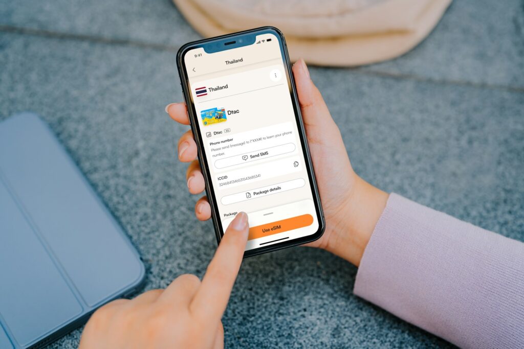 استخدام تطبيق اتصال للسفر على هاتف ذكي